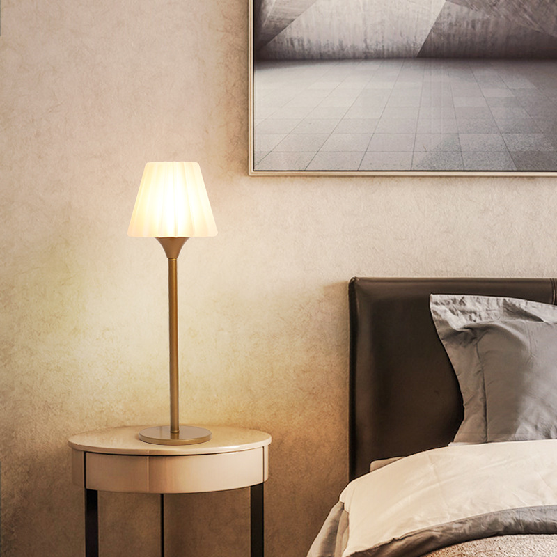 北欧台灯ins简约现代卧室客厅酒店温馨台灯LED创意亚克力装饰灯